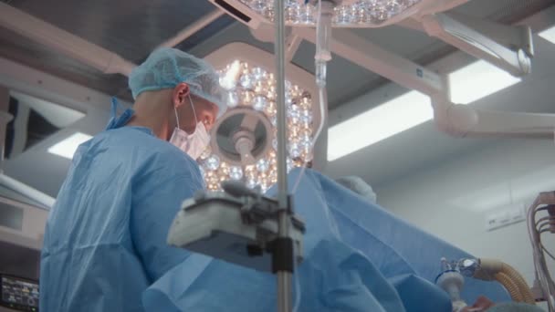 Пациент Лежит Столе Анестезией Дыхательной Трубкой Время Операции Взрослые Хирурги — стоковое видео