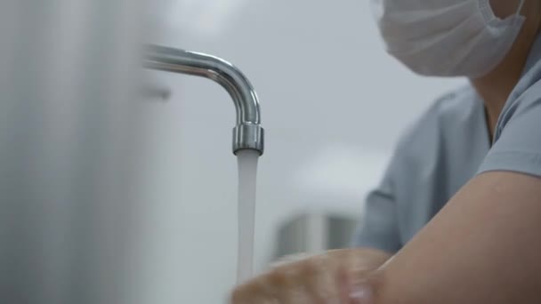 外科医生穿着制服 在手术前洗手 女医生准备对严重受伤的病人进行手术 在现代医疗设施工作的人员 靠近点 — 图库视频影像