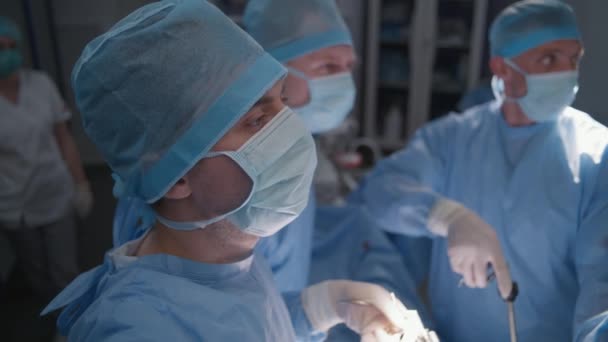 Κοντινό Πλάνο Ενός Άντρα Χειρουργού Χειρουργική Στολή Που Κάνει Λαπαροσκόπηση — Αρχείο Βίντεο