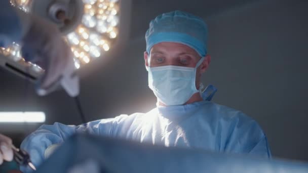 Επαγγελματίες Χειρουργοί Χειρουργικές Στολές Που Εκτελούν Εγχειρήσεις Λαπαροσκοπικά Όργανα Και — Αρχείο Βίντεο