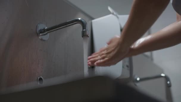 Cerrah Üniformalı Hemşire Ameliyattan Önce Ellerini Sabunla Temizliyor Sıhhiye Ciddi — Stok video