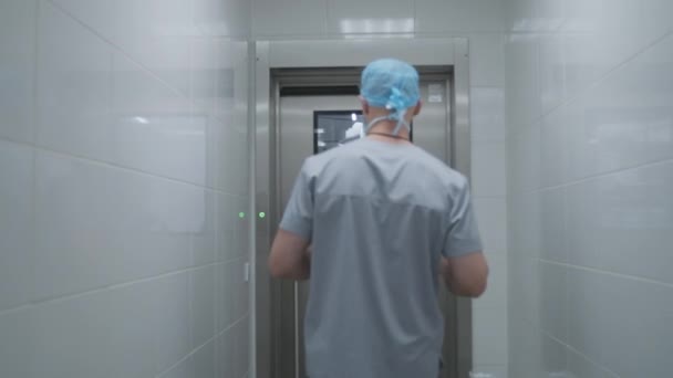 Cerrah Ameliyattan Önce Ameliyathaneye Gelir Hemşireler Sağlık Görevlileri Hastaları Ameliyat — Stok video