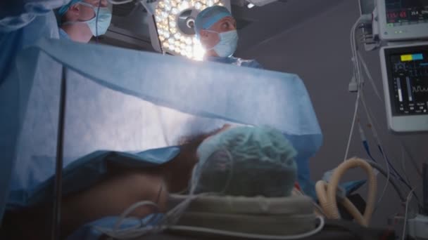Закрыть Пациента Время Операции Взрослый Человек Лежит Столе Наркозом Дыхательной — стоковое видео