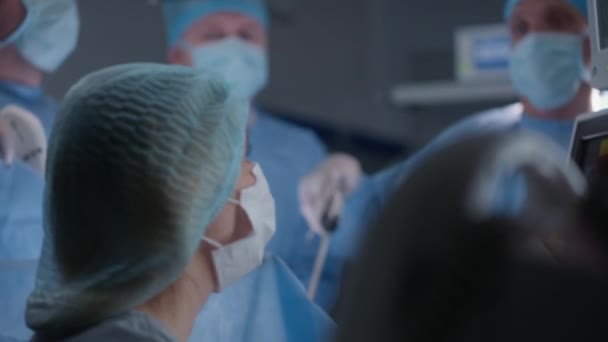 Rostro Cerca Enfermera Bata Laboratorio Ayudando Sus Colegas Cirugía Seria — Vídeos de Stock