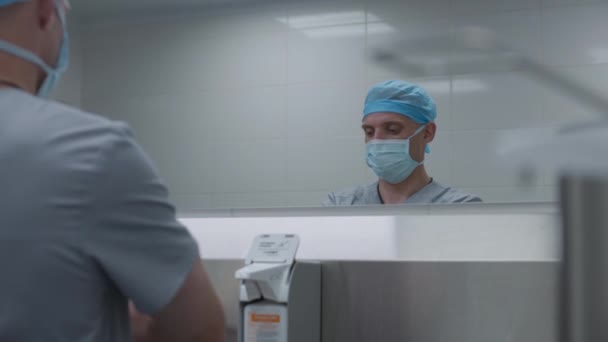Cirurgião Profissional Uniforme Lava Mãos Antes Cirurgia Médico Sexo Masculino — Vídeo de Stock