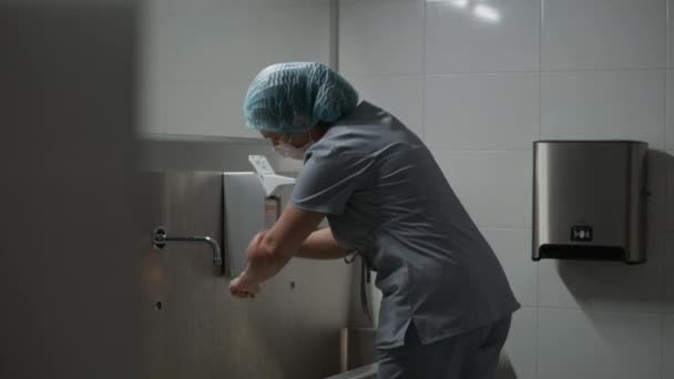 Chirurgien Professionnel Uniforme Nettoie Les Mains Avant Chirurgie Une Infirmière — Video
