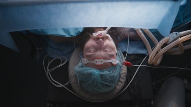 Vista Superior Perto Paciente Sexo Masculino Dorme Sob Anestesia Mesa — Vídeo de Stock