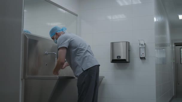 Επαγγελματίας Χειρουργός Στολή Πλένει Χέρια Πριν Από Χειρουργική Επέμβαση Νοσοκόμος — Αρχείο Βίντεο