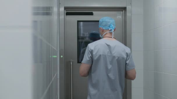 Cirurgião Entra Sala Cirurgia Depois Limpar Mãos Equipe Cirurgiões Preparar — Vídeo de Stock