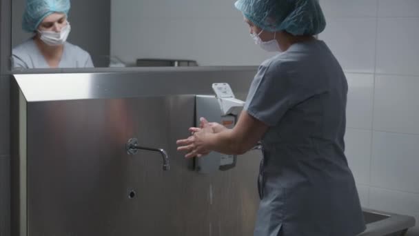 Professionell Kirurg Uniform Tvättar Händerna Före Operationen Kvinnlig Läkare Förbereder — Stockvideo