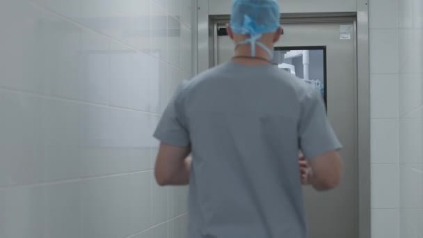 Chirurg Komt Operatiekamer Voor Operatie Verpleegsters Paramedici Bereiden Ruimte Voor — Stockvideo