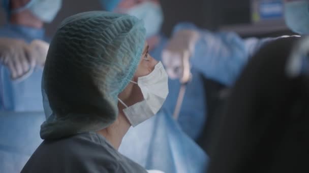 Vrouwelijke Arts Zit Een Moderne Operatiekamer Controleert Conditie Van Patiënt — Stockvideo