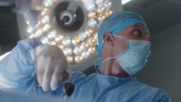 Face Close Cirurgião Profissional Realizando Operação Usando Ferramentas Laparoscópicas Lâmpada — Vídeo de Stock