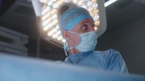 Laparoskopik Aletler Kullanarak Ameliyat Yapan Profesyonel Cerrahın Yüzünü Kapatın Ameliyat — Stok video
