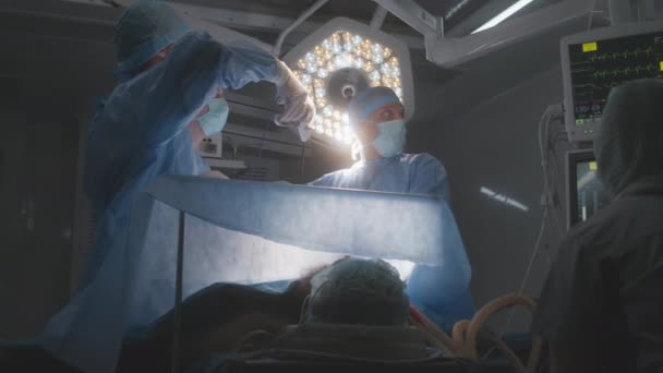 Infirmière Vérifie État Patient Sur Des Moniteurs Électrocardiographie Homme Adulte — Video