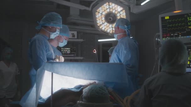 Enfermeiras Ajudam Médicos Dão Instrumentos Médicos Cirurgiões Profissionais Trajes Cirúrgicos — Vídeo de Stock