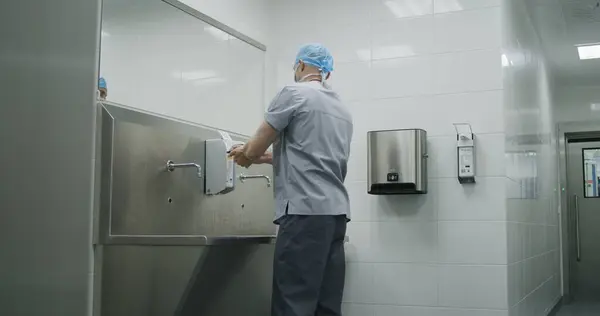Professionell Kirurg Uniform Tvättar Händerna Före Operation Ambulans Förbereder Sig — Stockfoto