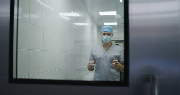 Sebész Jön Műtőbe Miután Kezet Mosott Köpenyt Vett Fel Sebészekből — Stock Fotó