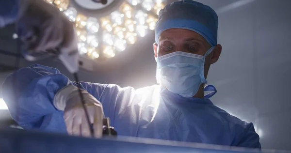 외과의를 의사의 전문의는 수술실에서 복강경 기기를 사용하여 환자를 운영합니다 센터에서 — 스톡 사진