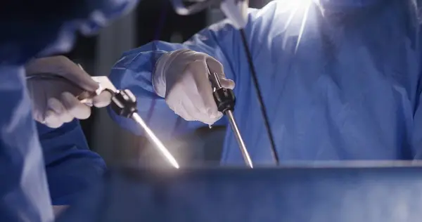 Close Medics Using Laparoscopy Instruments Surgery Professional Surgeons Surgical Suits — Stock Photo, Image