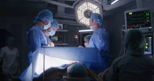 Медсестры Помогают Врачам Дают Медицинские Инструменты Профессиональные Хирурги Хирургических Костюмах — стоковое фото