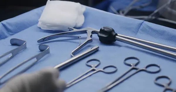 手術のプロの手術器具でテーブルを閉じる 手術室で重症患者に心臓移植を行っています 医学は現代の医療施設で働いている — ストック写真