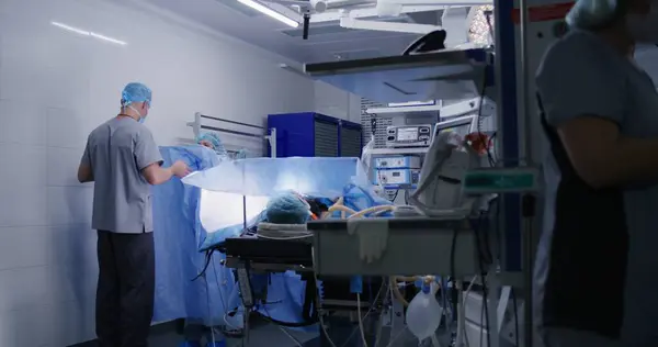 Chirurg Przychodzi Salę Operacyjną Umyciu Rąk Założeniu Fartucha Laboratoryjnego Zespół — Zdjęcie stockowe