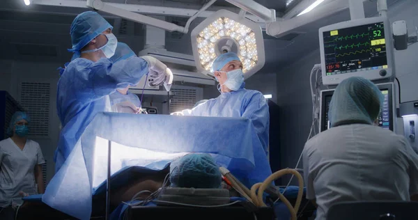 Pielęgniarka Sprawdza Stan Pacjenta Monitorach Elektrokardiograficznych Dorosły Mężczyzna Leży Pod — Zdjęcie stockowe