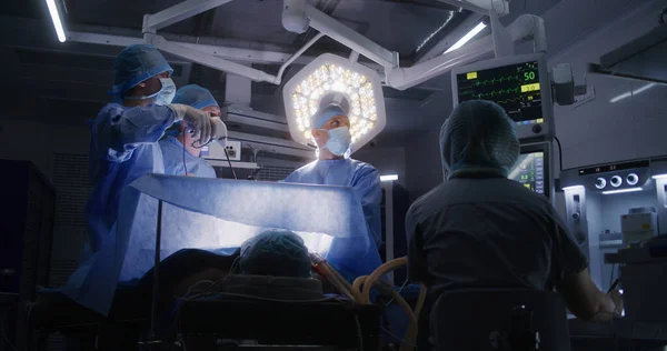 Nővérek Asszisztálnak Orvosoknak Orvosi Eszközöket Adnak Sebészruhás Hivatásos Sebészek Operálják — Stock Fotó