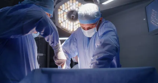 Chirurdzy Operują Dorosłych Pacjentów Pielęgniarki Pomagają Lekarzom Dają Narzędzia Medyczne — Zdjęcie stockowe