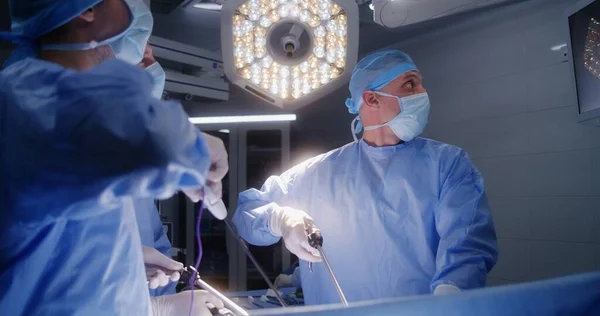 Dorosły Mężczyzna Leży Stole Pod Narkozą Profesjonalni Chirurdzy Operują Pacjenta — Zdjęcie stockowe