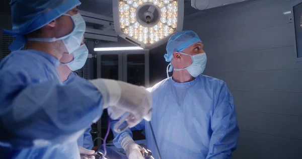 Взрослый Человек Лежит Столе Наркозом Профессиональные Хирурги Мужчины Оперируют Пациента — стоковое фото