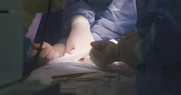 Ukončení Operace Profesionální Chirurgové Chirurgických Oblecích Operují Pacientem Doktoři Šijí — Stock fotografie