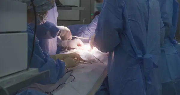 Крупным Планом Профессиональных Хирургов Хирургических Костюмах Оперируют Пациента Хирургии Медсестра — стоковое фото