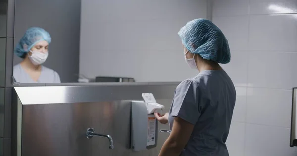 Professionell Kirurg Uniform Tvättar Händerna Före Operationen Kvinnlig Läkare Förbereder — Stockfoto
