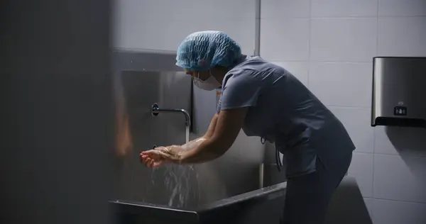 Professional Surgeon Uniform Cleans Hands Surgery Female Nurse Prepares Performing — Stock Photo, Image