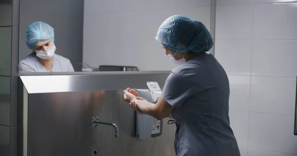 Professionell Kirurg Uniform Tvättar Händerna Före Operationen Kvinnlig Läkare Förbereder — Stockfoto