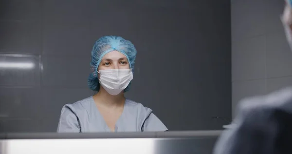 Kirurg Uniform Rengör Händerna Före Operationen Och Tittar Spegeln Kvinnlig — Stockfoto