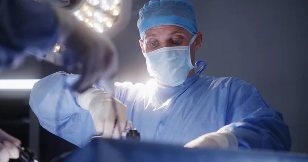 Взрослый Хирург Мужчина Смотрит Монитор Оперирует Пациента Своими Коллегами Профессиональные — стоковое фото