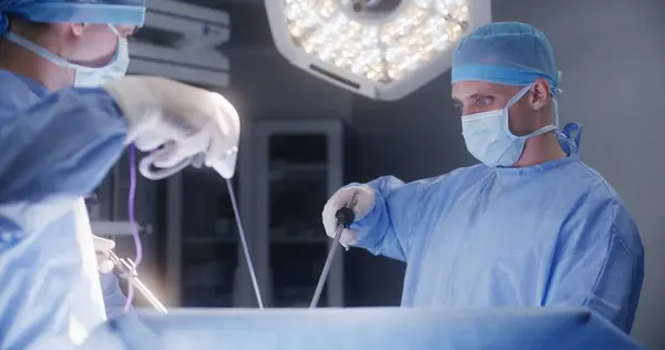 Tým Chirurgů Laboratorních Pláštích Používá Laparoskopické Nástroje Během Operace Lékaři — Stock fotografie