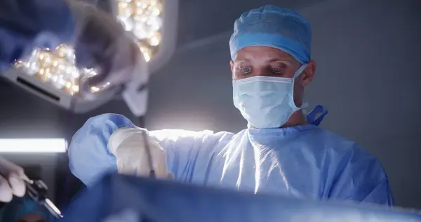 Взрослый Хирург Мужчина Смотрит Монитор Оперирует Пациента Своими Коллегами Профессиональные — стоковое фото