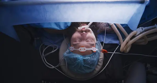 Vista Vicino Del Paziente Sesso Maschile Dorme Sotto Anestesia Sul — Foto Stock