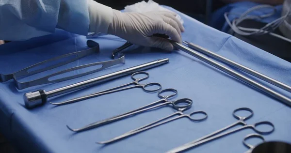 Zbliżenie Ujęcia Stołu Profesjonalnymi Narzędziami Chirurgicznymi Podczas Operacji Personel Medyczny — Zdjęcie stockowe