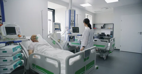 Notaufnahme Mit Moderner Ausstattung Krankenhaus Älterer Mann Mit Sauerstoffmaske Liegt — Stockfoto