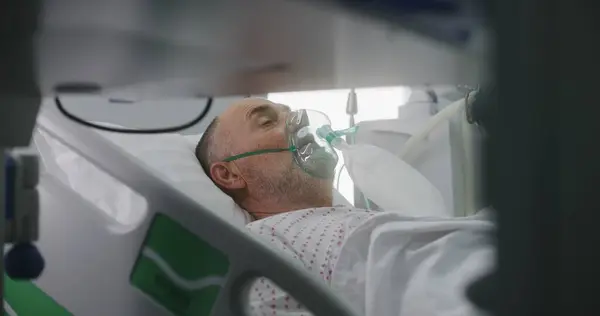 Viejo Paciente Con Máscara Oxígeno Yace Cama Durante Ventilación Pulmonar —  Fotos de Stock