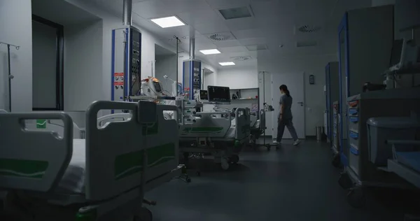 Salle Urgence Avec Équipement Moderne Hôpital Homme Âgé Dans Masque — Photo