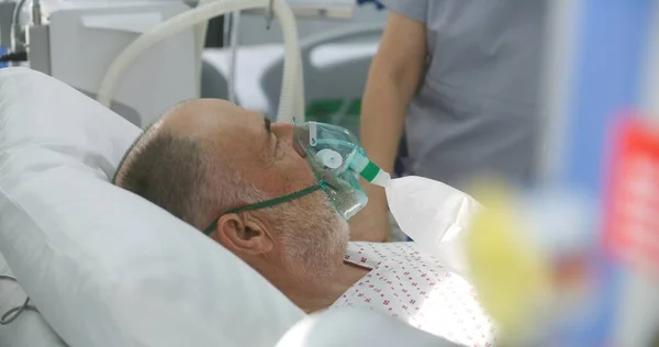 Vriendelijke Verpleegster Praat Zorgt Voor Zieke Oudere Patiënt Met Zuurstofmasker — Stockfoto