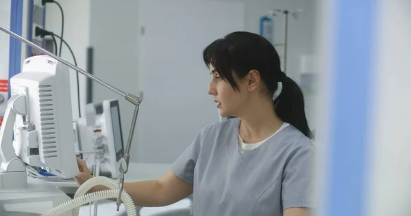 Przyjazna Pielęgniarka Rozmawia Zajmuje Się Pacjentem Używa Szpitalnego Monitora Kobieta — Zdjęcie stockowe