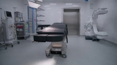 Modern hastanede ameliyat için gelişmiş ekipmanlarla dolu bir ameliyathane. Ameliyat masası, LED lambalar, yaşam desteği ve anestezi makinesi. Klinikte ya da tıbbi tesiste operasyon bloğu.