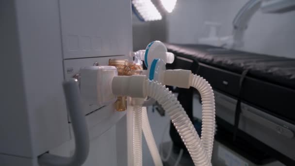 Primer Plano Tubos Soporte Vital Máquina Ventilación Pulmonar Pie Quirófano — Vídeos de Stock